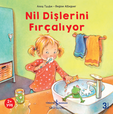 Nil Dişlerini Fırçalıyor